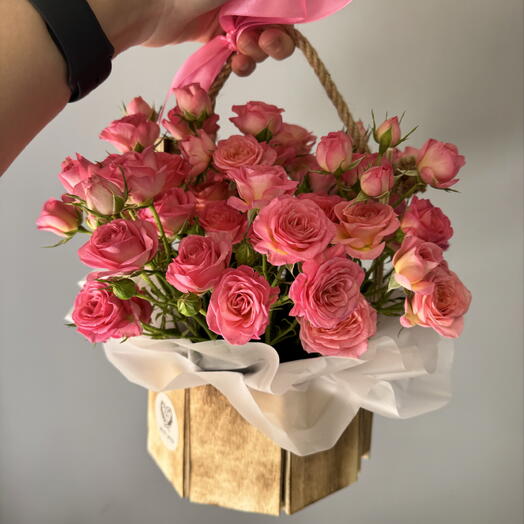 Цветочная композиция из кустовых роз