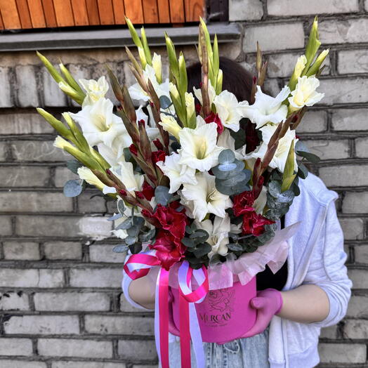 Композиция с гладиолусами и с эвкалиптом