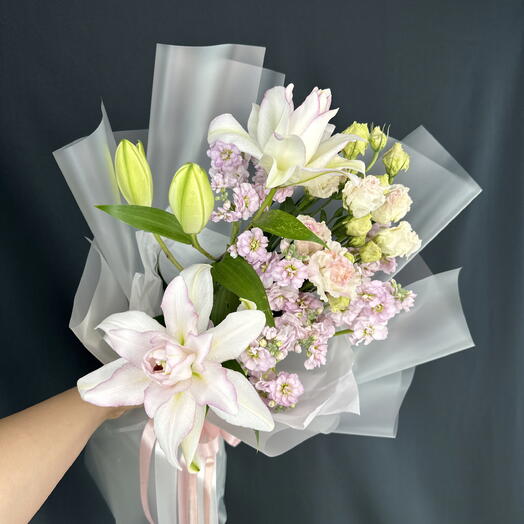 Сборный букет с лилией и маттиолой 🌸