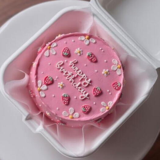 Бенто Happy Birthday с клубничками и цветочками  в подарок