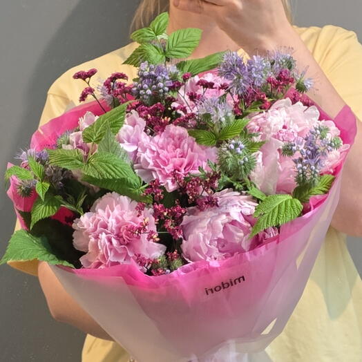 Яркий букет с пионами 💕
