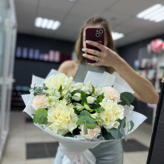 Нежный объемный букет французских роз с альстромериями, диантусами и хризантемами