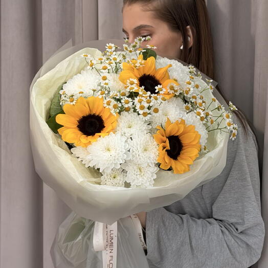 Сборный букет из солнечных подсолнухов, хризантемы и матрикарии 💛