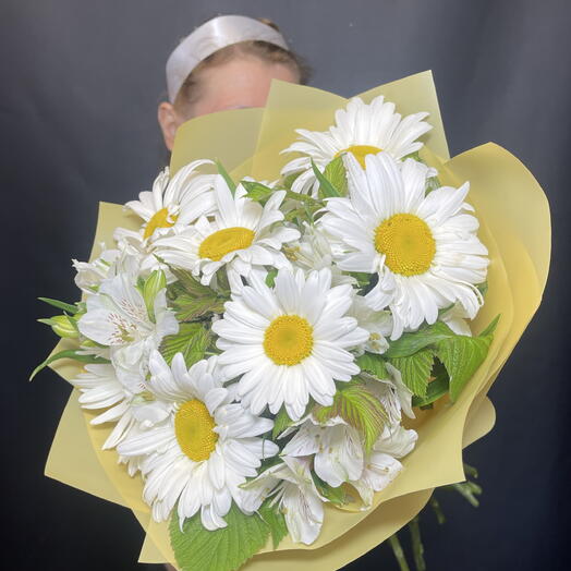 Стойкий букет с ромашками и альстромерией на День Семьи