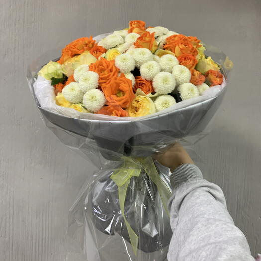 Микс из кустовых роз и хризантем