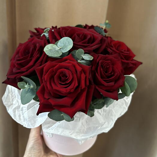 Композиция из 7 красных роз