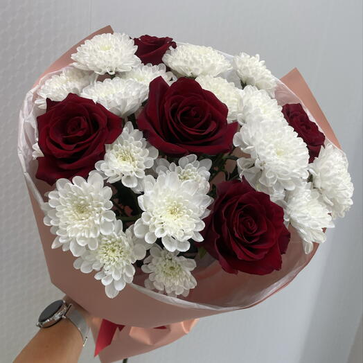 Букет из белых хризантем и красных роз🌹🌹🌹