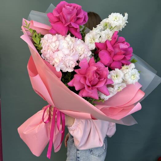 Букет с гортензией, дельфиниумом и розами по-французски 🌸