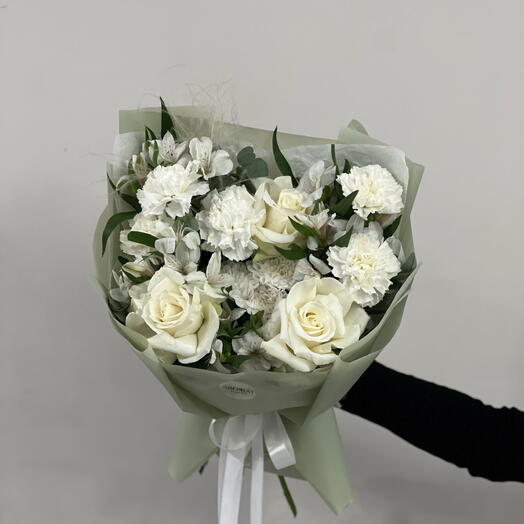 Нежный букет из альстромерии, диантуса, хризантемы, ажурных роз