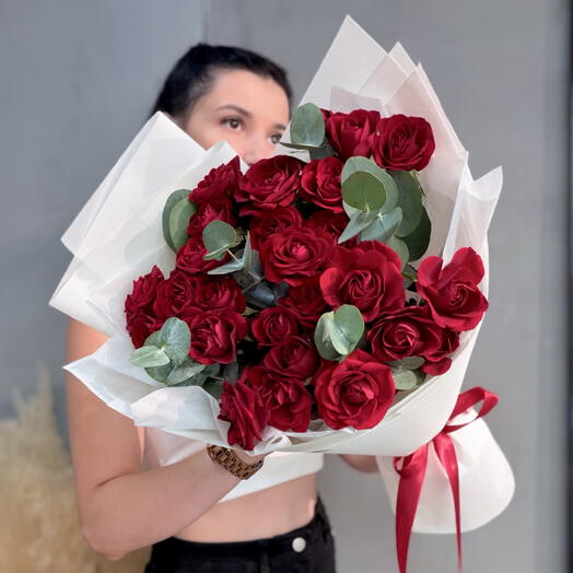 Букет-комплимент красные кустовые розы в белой упаковке (дофаминовый)