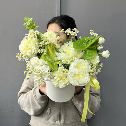 Композиция в шляпной коробке с пионами а антуриумом 💚