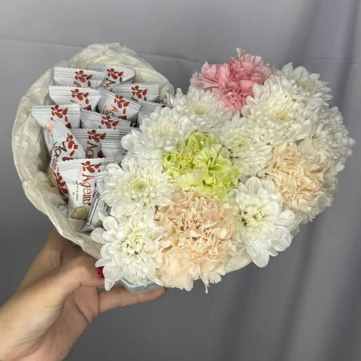 Коробочка сердце с конфетами и цветами