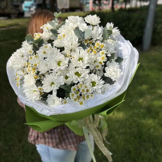 Сборный букет с хризантемой,ромашкой и эвкалиптом