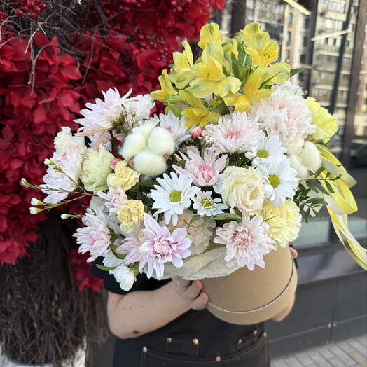 Композиция с диантусами, хлопком, альстромерией, хризантемой кустовой 💛