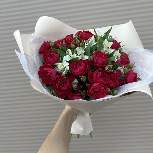 Авторский букет с красной кустовой розой и альстромерией 🌹