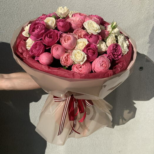 Mezcla de rosas en forma de peonía