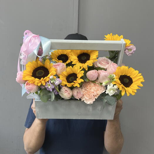 Композиция в деревянном ящике с подсолнухами и кустовыми розами 🌸