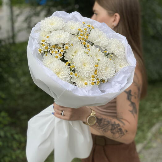 Нежный букет из ромашки и хризантем