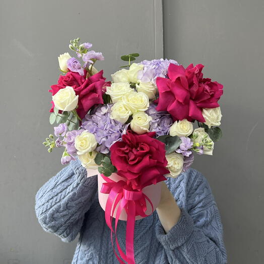 Композиция в шляпной коробочке с французскими и кустовыми розами 💖
