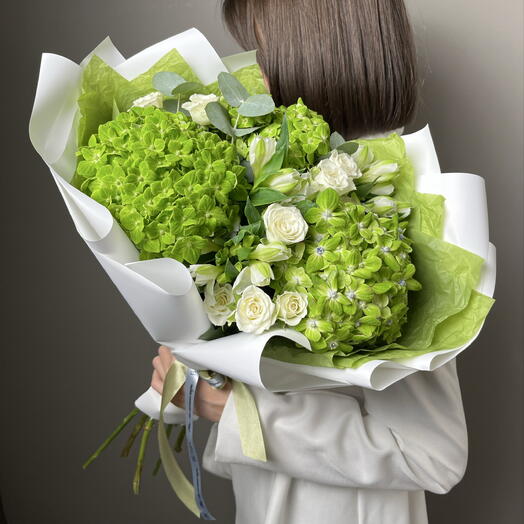 Букет микс зеленая гортензия, альстромерия, кустовая Роза