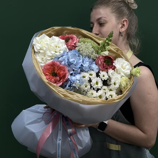 Яркий букет с пионовидная Роза, эустомой и гортензией