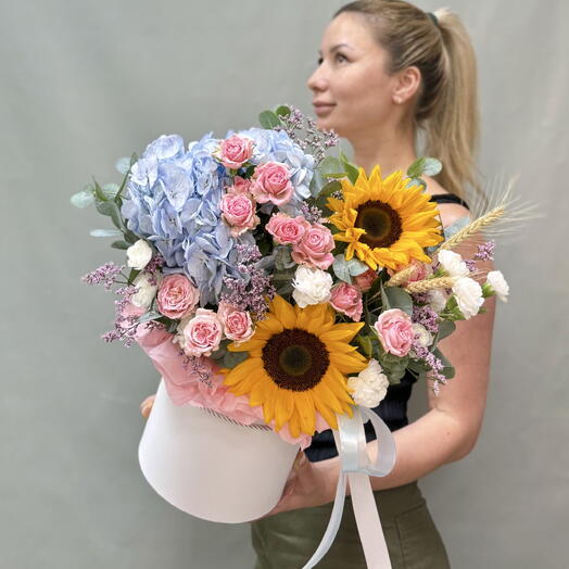 Подсолнух в коробке с гортензией и кустовой розой🌸🍀