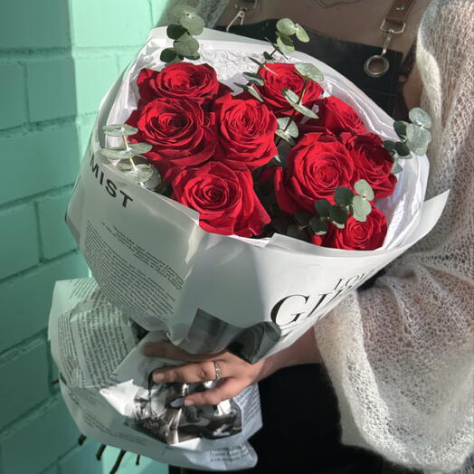 Красные розы с эвкалиптом