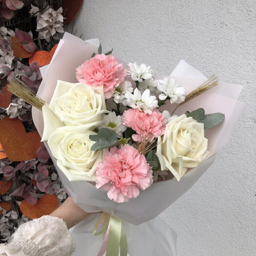 💕Белая Роза,ромашки и диантусы в букете Bloom Room
