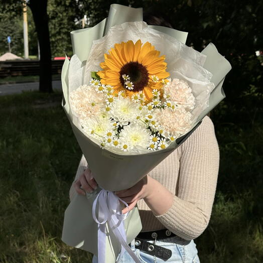 Букет с подсолнухом в зелёной упаковке