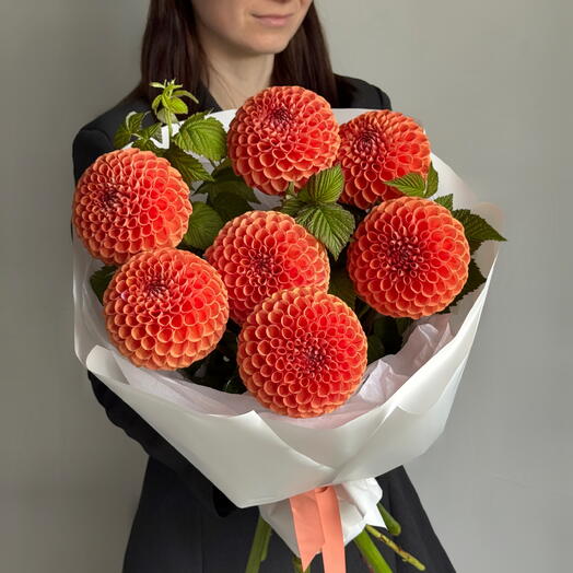 Букет из фермерских георгин и веточек малины🧡