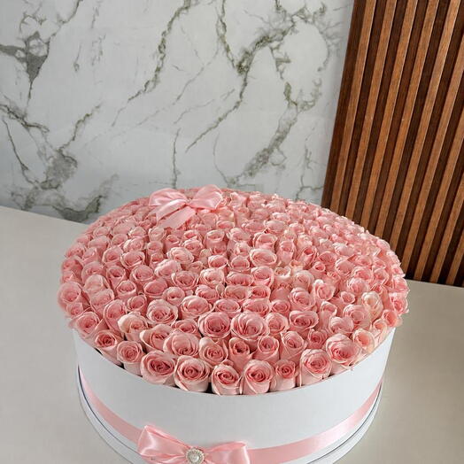 Коробка с розовыми розами