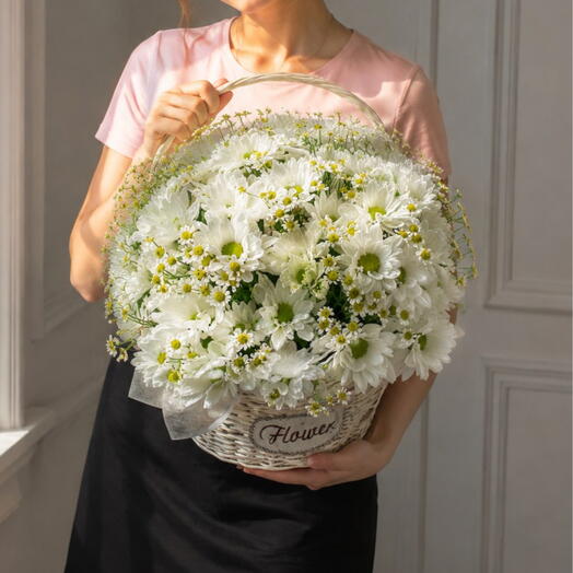Basket with daisies