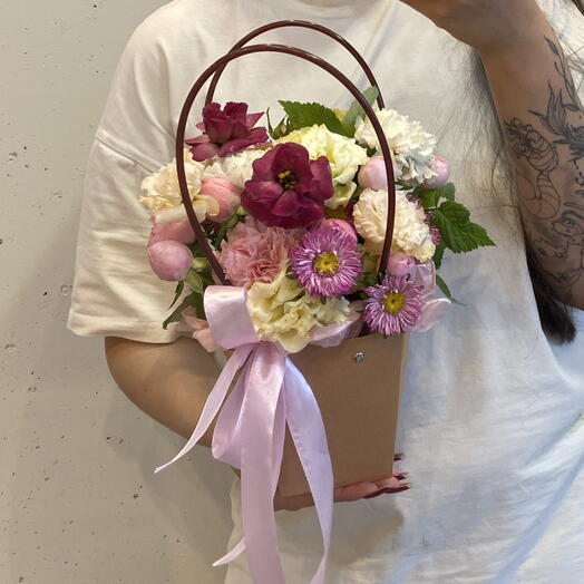 Композиция в сумочке с эустомой и астрой