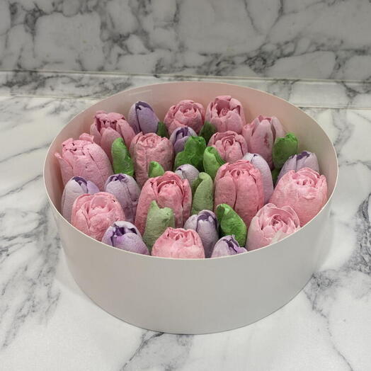 Яркий букет из зефирных Тюльпанов двух сортов в коробке, диаметром 20 см. Маме, Учителю, 1 сентября, День рождения