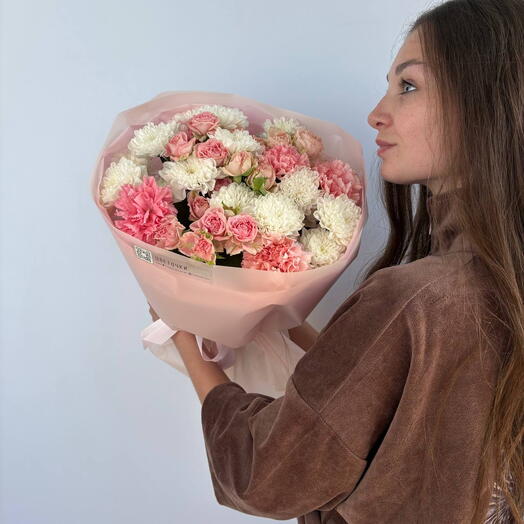 Нежный букет с гвоздиками, алтай и бомбастиком
