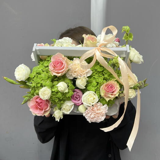 Розово-зеленая композиция с Розой, Гортензией и Молюцеллой 💚