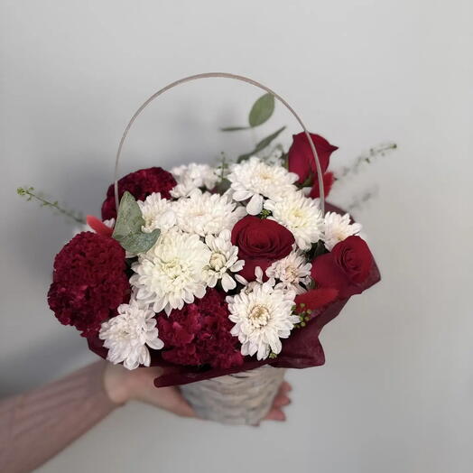 Композиция с кустовой хризантемой и роза микс