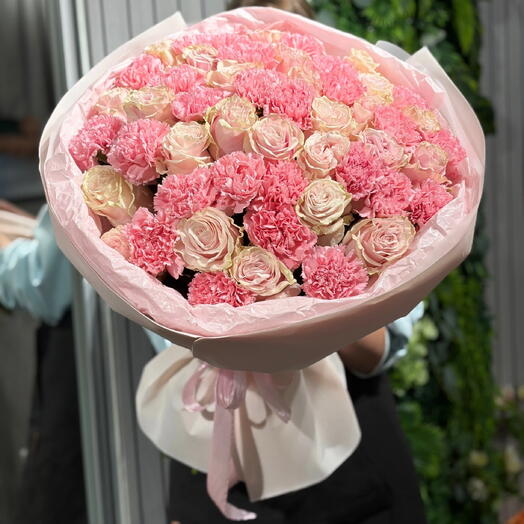 Объемный букет из роз и диантусов 💞🌸