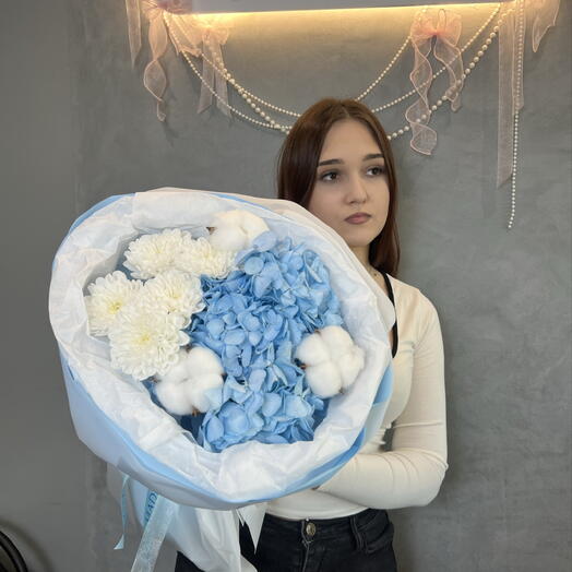Букет с гортензией и хризантемой