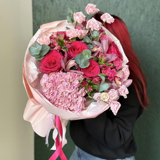 Круглый розовый букет с розами, орхидеей, эустомой, гортензией и альстромерией