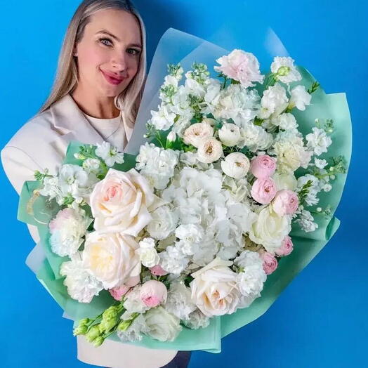 Премиум Букет Белая симфония. Авторский букет 3018. Leoraflowers