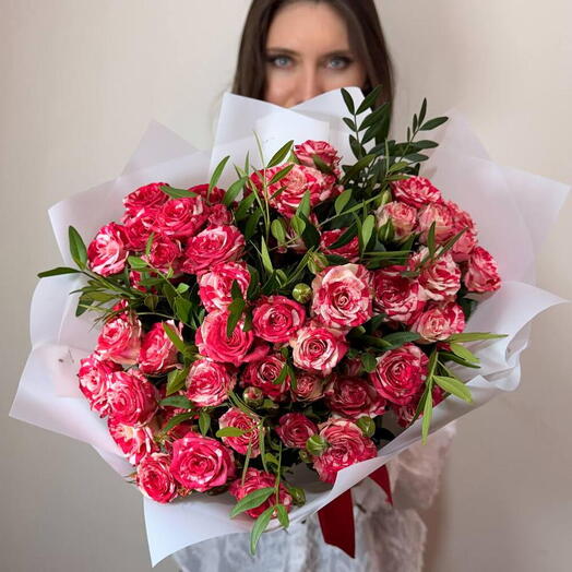 Букет их ярко розовых кустовых роз с зеленью