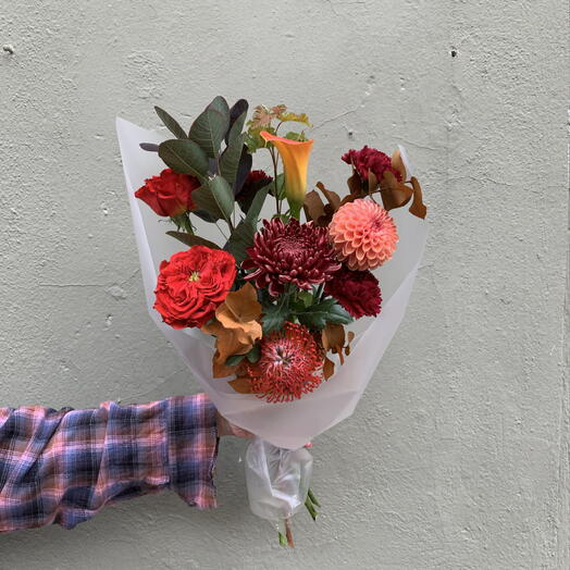 Яркий осенний букет с георгином, хризантемой и каллой