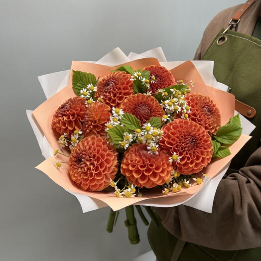 Оранжевые Георгины с ромашкой и малиной