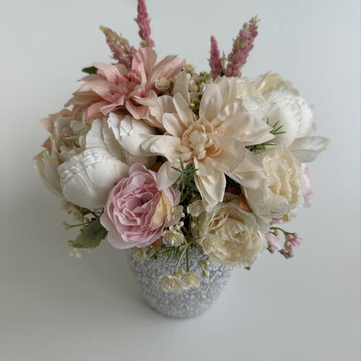 Композиция из искусственных цветов от Flora Decora