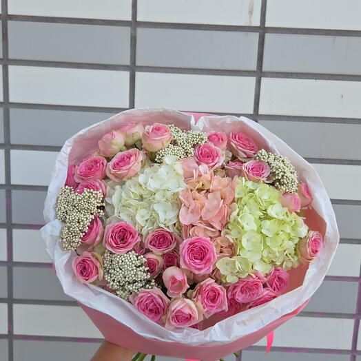 Букет с гортензией, кустовой розой, Озатамнусом