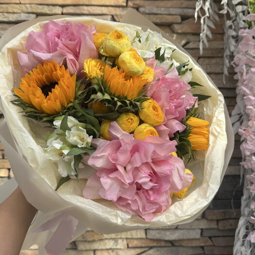 Яркий авторский букет с подсолнухом, розами и альстромерией