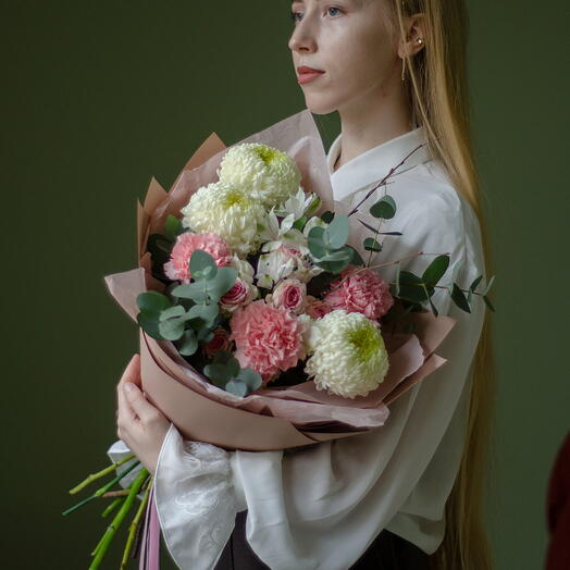 Сборный букет с сезонными хризантемами Фред, альстромерией, гвоздикой, кустовой розой и эвкалиптом