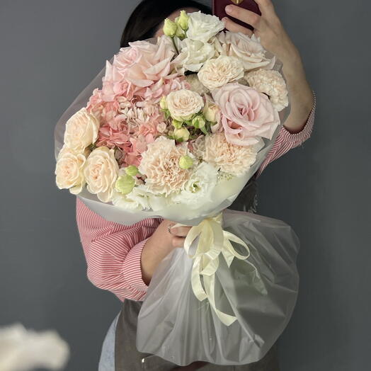 Моно букет из нежной Гортензии, Розы, Эустомы, Диантусов. 🧁🌸