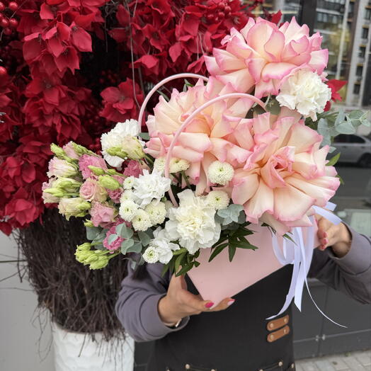 Нежная композиция с ажурной розой, эустомой, сантини, диантус кустовой 🌸🫶🏻